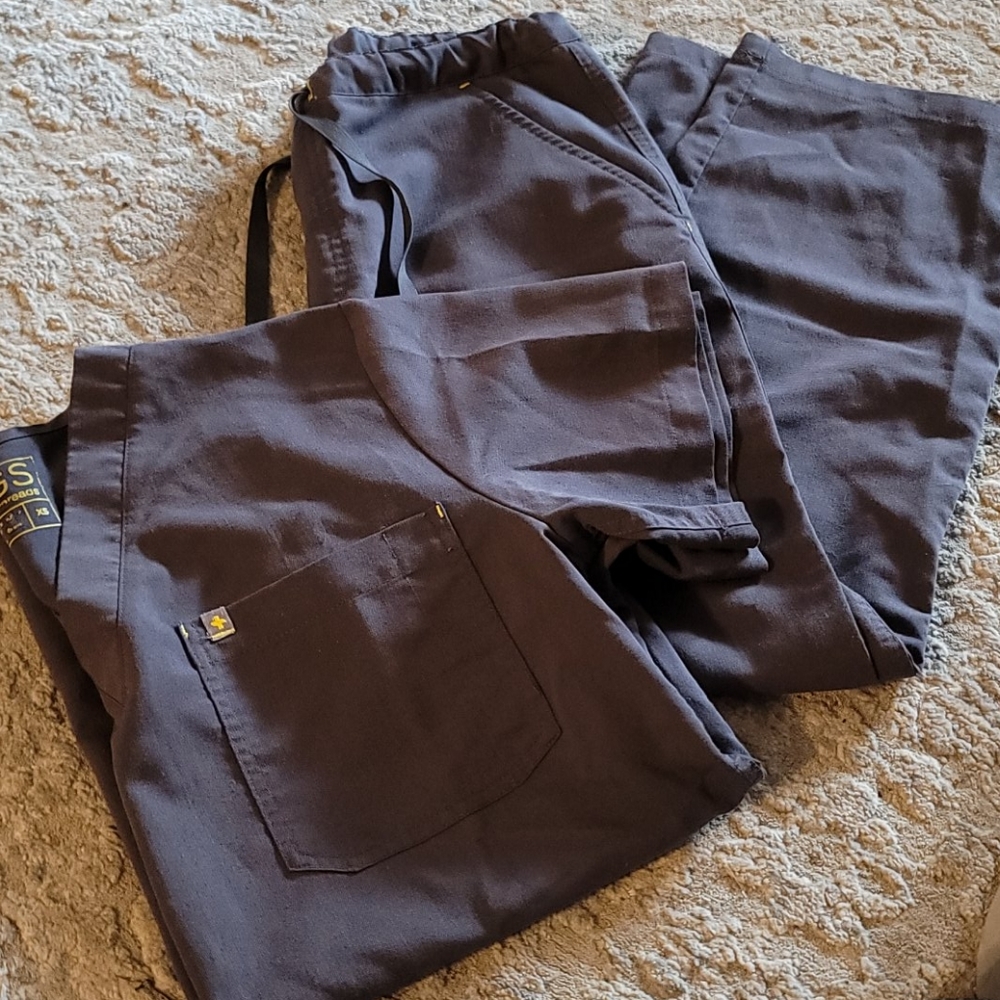 figs scrub set in dark grey xs